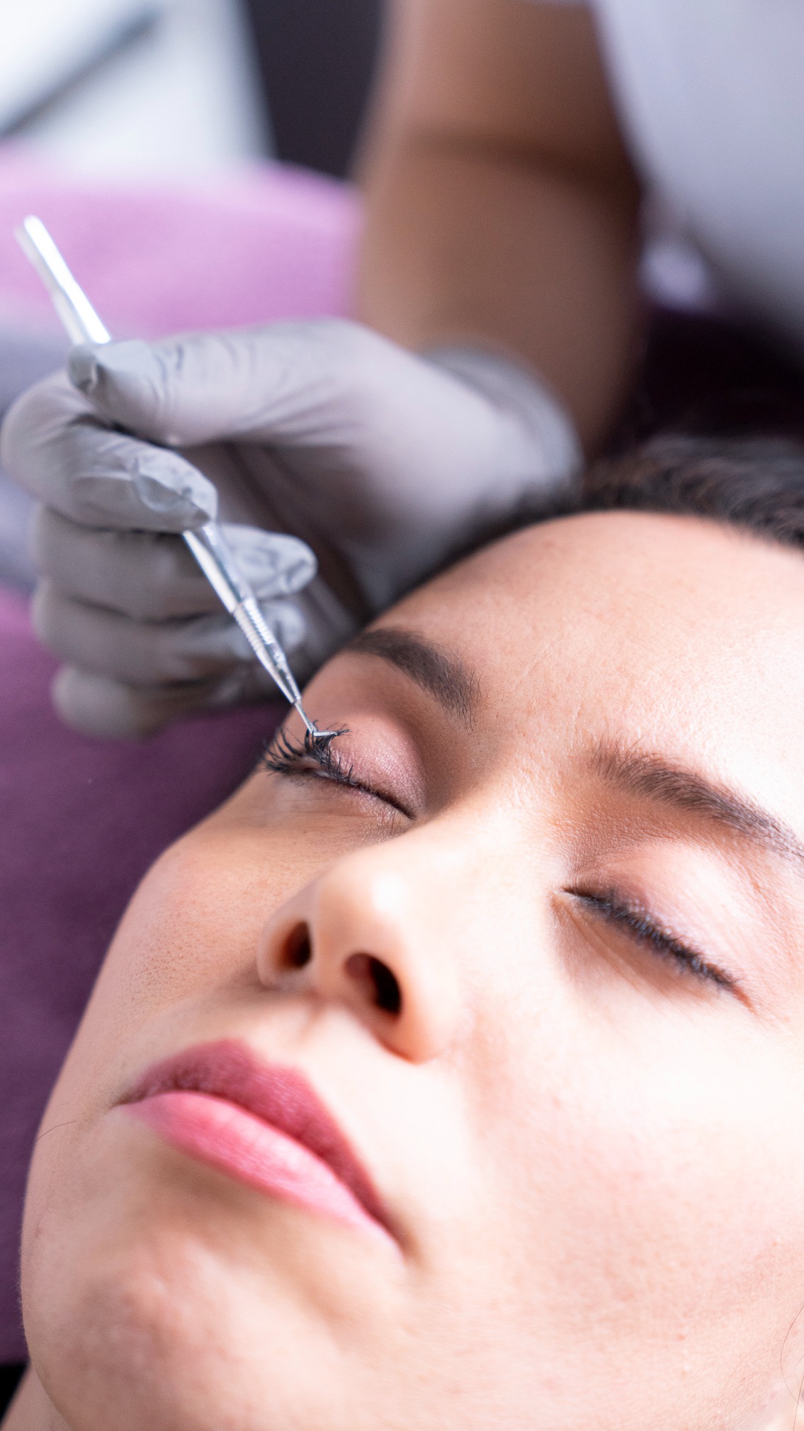 Präzise Arbeit an den natürlichen Wimpern beim Wimpernlifting